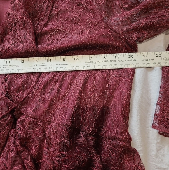 Issac Mizrahi Live Elegant Burgandy Lace Top with keyhole front and back.  SZ 14 - Picture 8 of 10